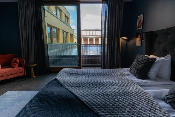 Backstage Hotel deluxe room with a view, bed in hotel room 109